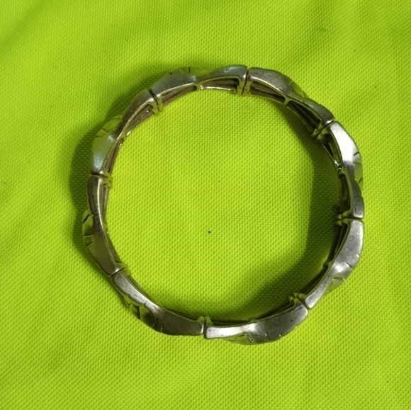 Goldtone stretch scale snakeskin 🐍 pattern twisted bracelet - Picture 3 of 5